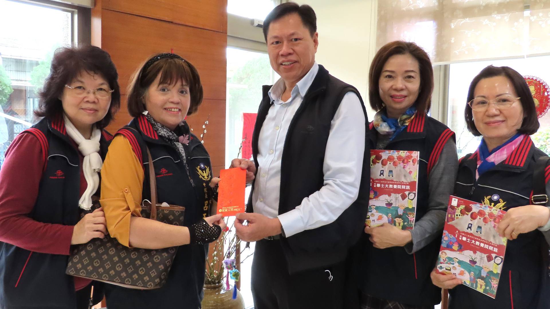 吉安女義警中隊來院捐款