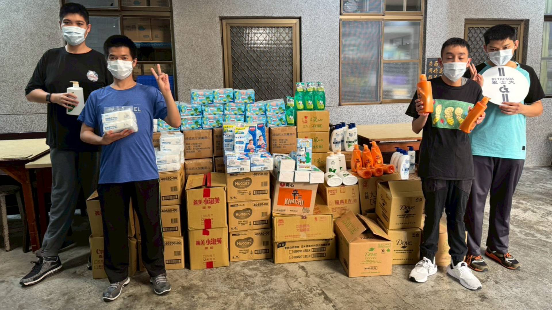 愛心團體來院關懷捐贈物資