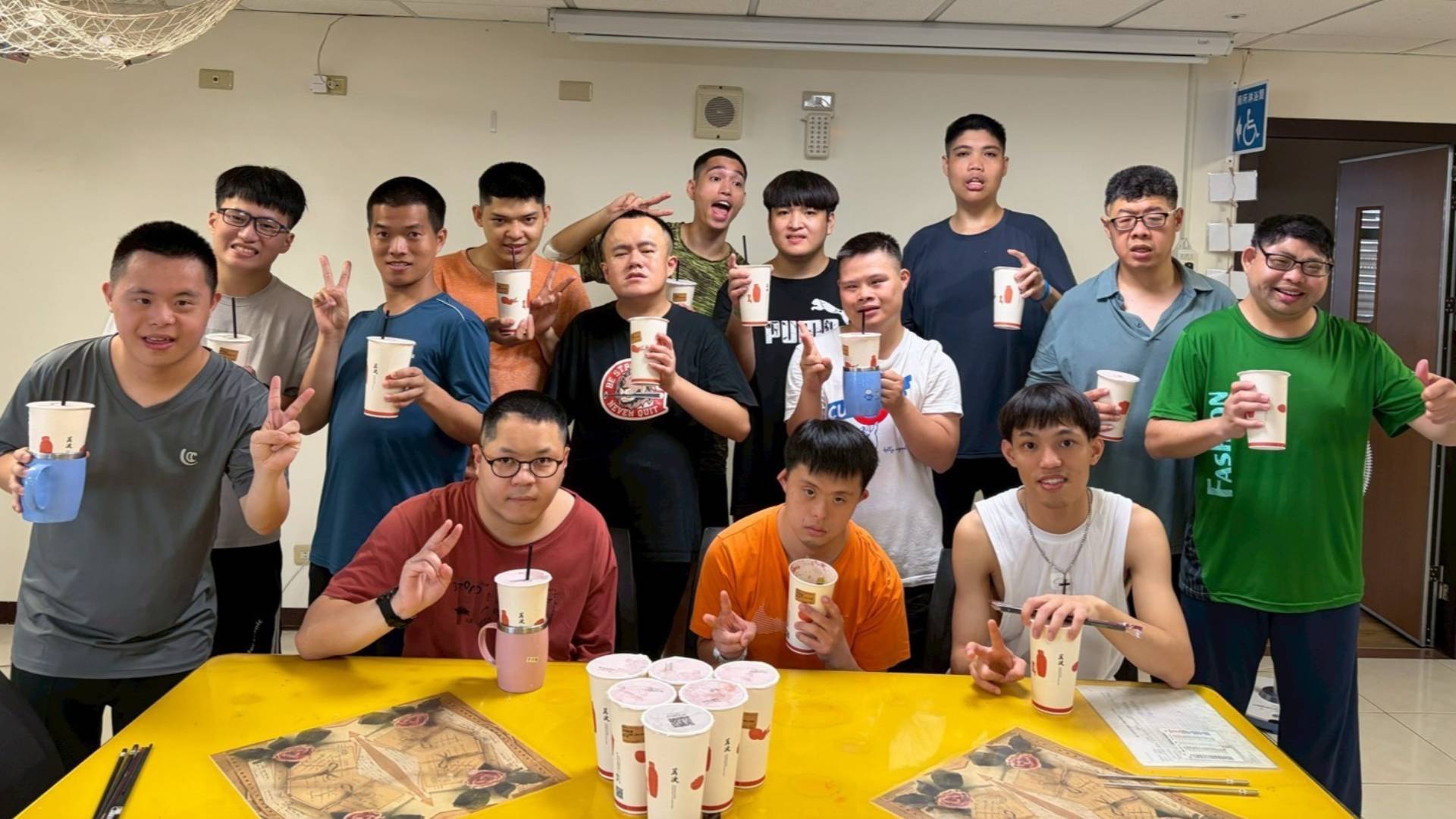 李任展先生來院捐贈萬波手搖飲給全院師生